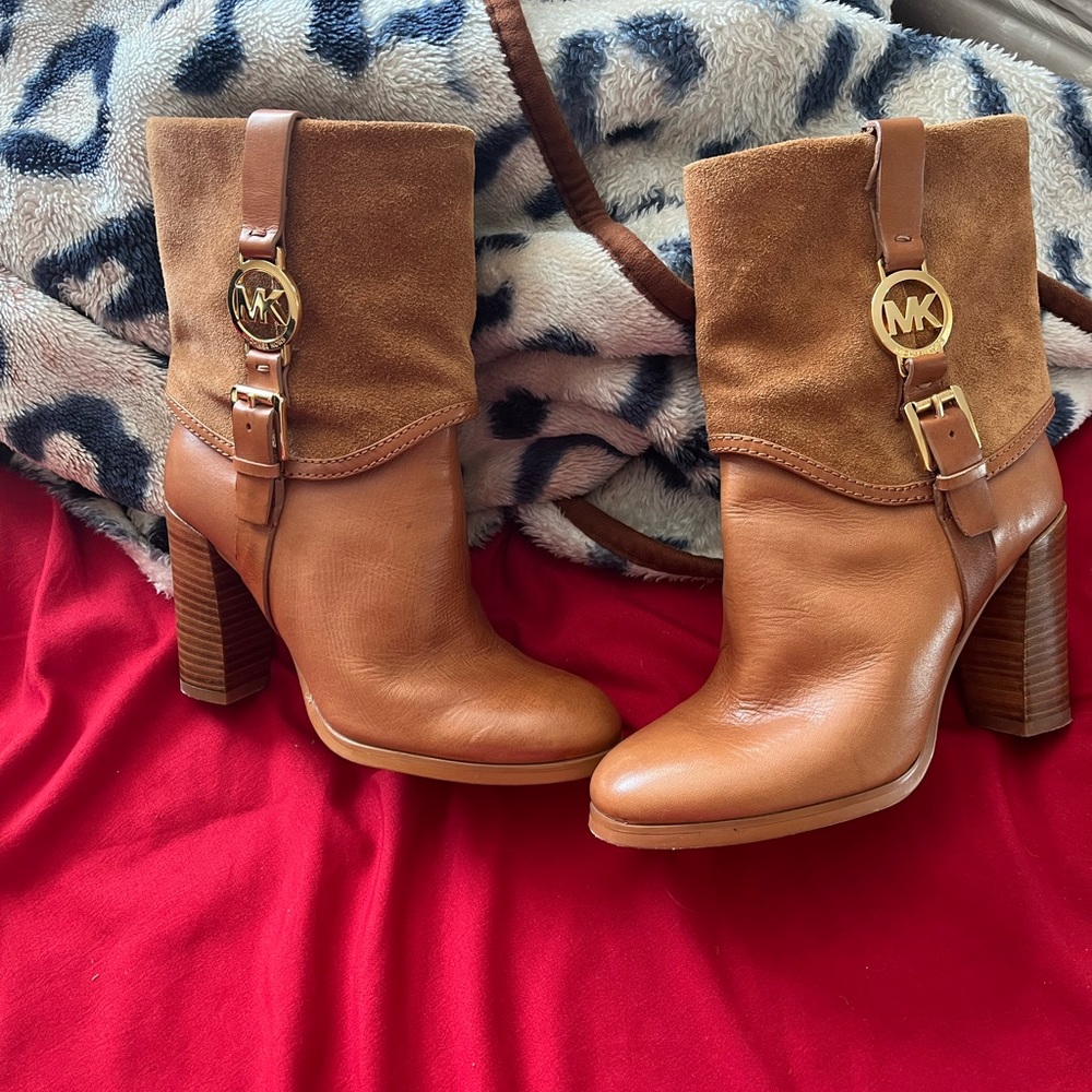 Michael Kors boots. Beautiful condition bought them for my self I’m size 6. 51/2